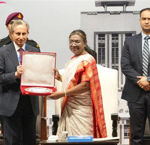 The-Chairman-Presenting-Momento