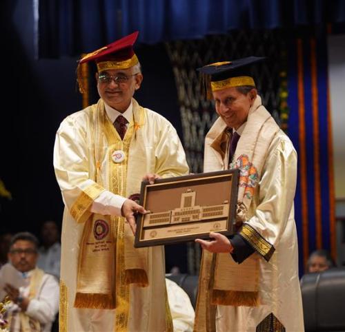 VC-honouring-the-Chairman-Shri-C.K.Birla 
